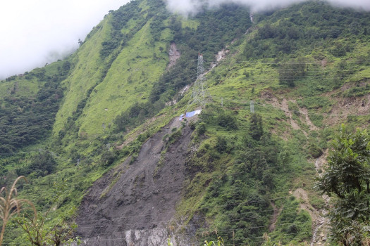 पहिरोले प्रशारणलाइन बगाउने डर